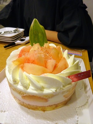 桃のアニバーサリーケーキ